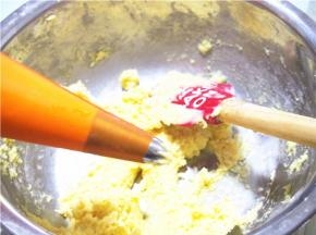 装入硅胶裱花袋中，用八齿裱花嘴
