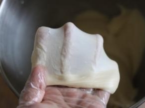揉至面团拉出薄而坚韧的面膜。