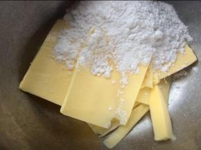 准备所有材料，黄油提前拿出来温室软化，软化好加入糖粉搅拌至混合均匀。