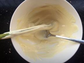 白巧克力跟黑巧克力分别放入碗中隔热水融化，把百力滋裹上一层巧克力。