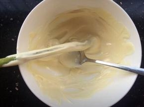 白巧克力跟黑巧克力分别放入碗中隔热水融化，把百力滋裹上一层巧克力。