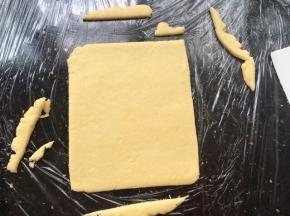 把每个味的面团都用擀面杖擀开，形成长方形状态，把不平整的边边切掉，厚度0.2-0.3mm左右，长度8cm左右。