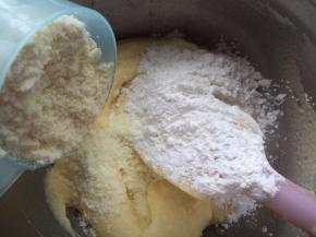 先加入玉米淀粉和奶粉混合均匀。