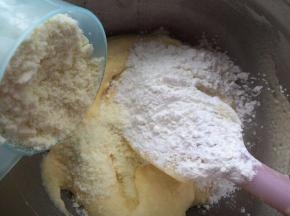 先加入玉米淀粉和奶粉混合均匀。
