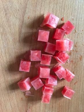 从冰格中取出西瓜冰块