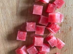 从冰格中取出西瓜冰块