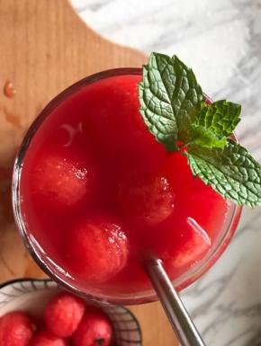 放入西瓜球，冰爽西瓜汁就可以喝了