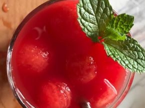 放入西瓜球，冰爽西瓜汁就可以喝了