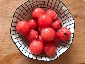 半个西瓜挖一小碗西瓜球备用