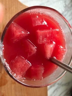 把冰块放入西瓜汁中