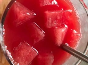 把冰块放入西瓜汁中