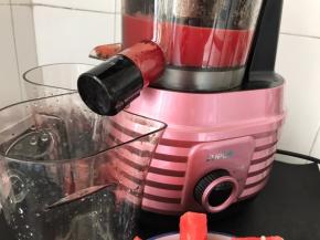 先用原汁机榨一杯西瓜汁