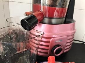 先用原汁机榨一杯西瓜汁