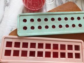 把西瓜汁倒入冰格冷冻1小时以上，剩下的西瓜块先冷藏