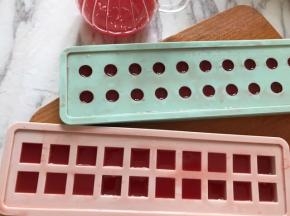 把西瓜汁倒入冰格冷冻1小时以上，剩下的西瓜块先冷藏