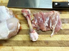 1、鸡腿买回来洗净后先去掉骨头。