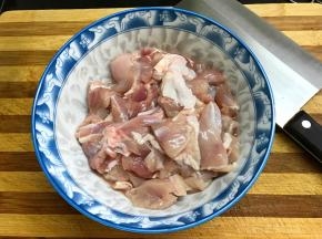 2、全部去除后把肉切成小块。