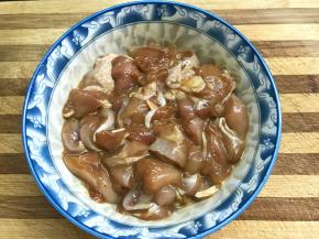 3、放入生抽、蚝油、鱼露、料酒及白胡椒粉拌匀后腌制30分钟。