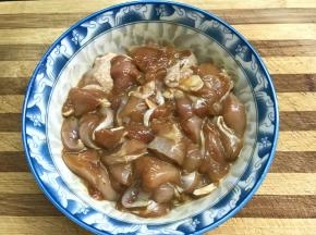 3、放入生抽、蚝油、鱼露、料酒及白胡椒粉拌匀后腌制30分钟。