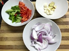 4、把青、红椒切块，洋葱也切成块，大蒜、老姜也分别处理好。