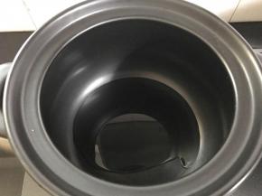 5、砂锅内倒入适量油。