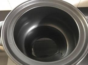 5、砂锅内倒入适量油。