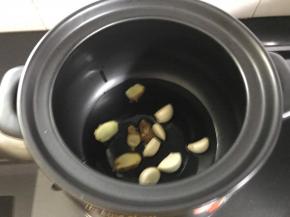 6、先把老姜和大蒜放入爆香。