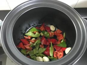 7、再放入切成块的青、红椒。