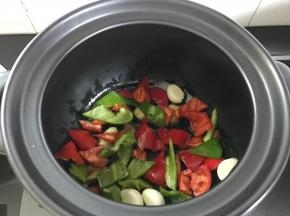 7、再放入切成块的青、红椒。