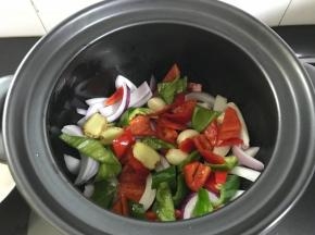 8、最后放入洋葱。