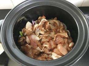 9、把腌制好的鸡腿肉放入。