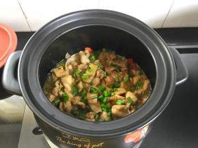 11、关火前撒上葱花。