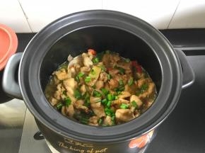 11、关火前撒上葱花。