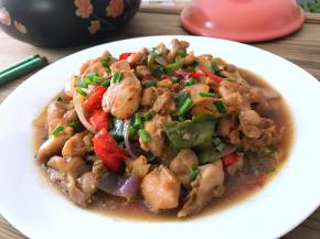 12、鲜香霸道滑嫩弹牙的滑鸡嗜嗜煲。