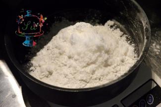 糯米粉+粘米粉+砂糖，按量秤量后混合均匀
【小贴士】材料中的粘米粉就是大米粉。大家到卖粮油的地方问问看店家，一般都有卖的。糯米粉最好是买水磨糯米粉，糯米的香味更浓，成品也更细腻。