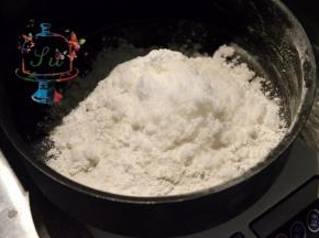 糯米粉+粘米粉+砂糖，按量秤量后混合均匀
【小贴士】材料中的粘米粉就是大米粉。大家到卖粮油的地方问问看店家，一般都有卖的。糯米粉最好是买水磨糯米粉，糯米的香味更浓，成品也更细腻。