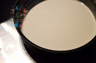 加入水/牛奶，喜欢奶香味浓郁的呢就加牛奶，我个人更倾向于加牛奶。一定要搅拌均匀没有粉块才行。
【小贴士】想做果味的可以用果汁替换试试看，或者加一部分蔬果粉（这个我自己还没有试过，只是给大家提供一个思路）