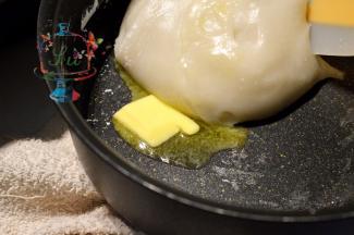 放入黄油，利用余热融化