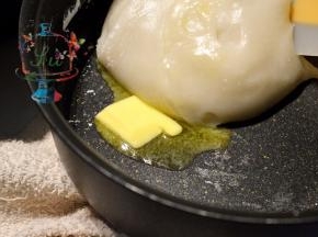 放入黄油，利用余热融化