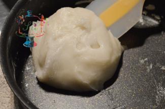 放入已经烧开水起蒸汽的蒸锅，盖盖蒸10分钟后取出，拌成团（放入蒸锅的时候大家记得戴手套，不然会烫到手的）