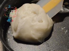 放入已经烧开水起蒸汽的蒸锅，盖盖蒸10分钟后取出，拌成团（放入蒸锅的时候大家记得戴手套，不然会烫到手的）