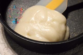 趁热一直混合搅拌面团，直到融化的黄油完全被面团吸收为止