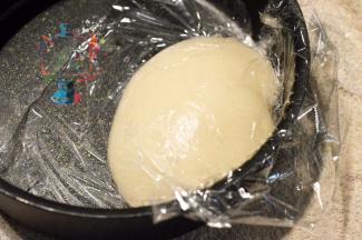 用保鲜膜贴面保存降温放凉。然后转入冰箱冷藏1小时。贴面保存这个手法在甜品制作中用的非常多。大家应该在很多款甜点的制作手法中都有看到过