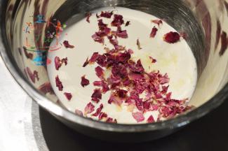 奶油+食品玫瑰花+砂糖，混合打发，我们这个要做夹层，所以需要打的比较硬。不可以打的太软嫩。
【小贴士】奶油除了要提前24小时冷藏之外，夏天打发奶油还可以将打蛋盆也放入冷藏室冷藏20分钟。