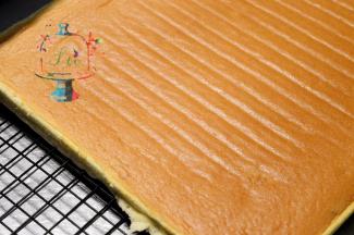 小四卷烤好后，马上取出晾凉。上下两面都要盖一层油纸。防止在放凉过程中变得干燥。影响口感。这一点在制作蛋糕卷时尤其重要。一但变干在卷卷的过程中就很容易断裂