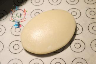 在硅胶垫上均匀撒上提前炒熟的糯米粉防粘（炒的时候小火翻几下，闻到香味就可以了。千万别炒过，不然颜色变黄就不好看了）。只要蒸熟，是完全不会粘手的