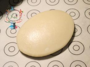 在硅胶垫上均匀撒上提前炒熟的糯米粉防粘（炒的时候小火翻几下，闻到香味就可以了。千万别炒过，不然颜色变黄就不好看了）。只要蒸熟，是完全不会粘手的