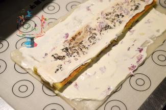 摆上切好的蛋糕条，抹夹层的奶油。我还加了玫瑰花酱。这个是我自己做的，哈哈，后味特别香。