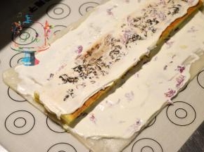 摆上切好的蛋糕条，抹夹层的奶油。我还加了玫瑰花酱。这个是我自己做的，哈哈，后味特别香。