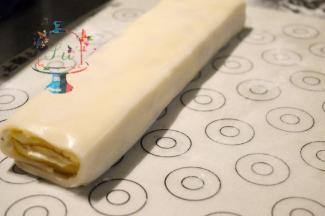 用糯米皮把蛋糕条包好。四面均匀涂抹上炒熟的糯米粉，然后利用刀背或者其他工具辅助造型